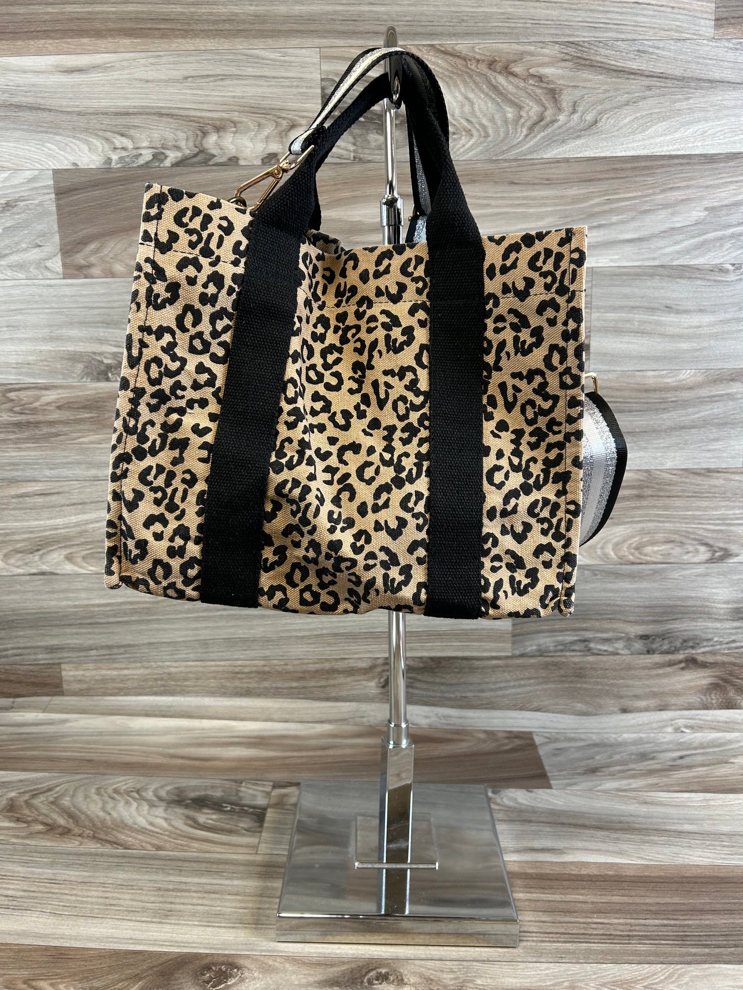 Tote By Clothes Mentor, Size: Medium