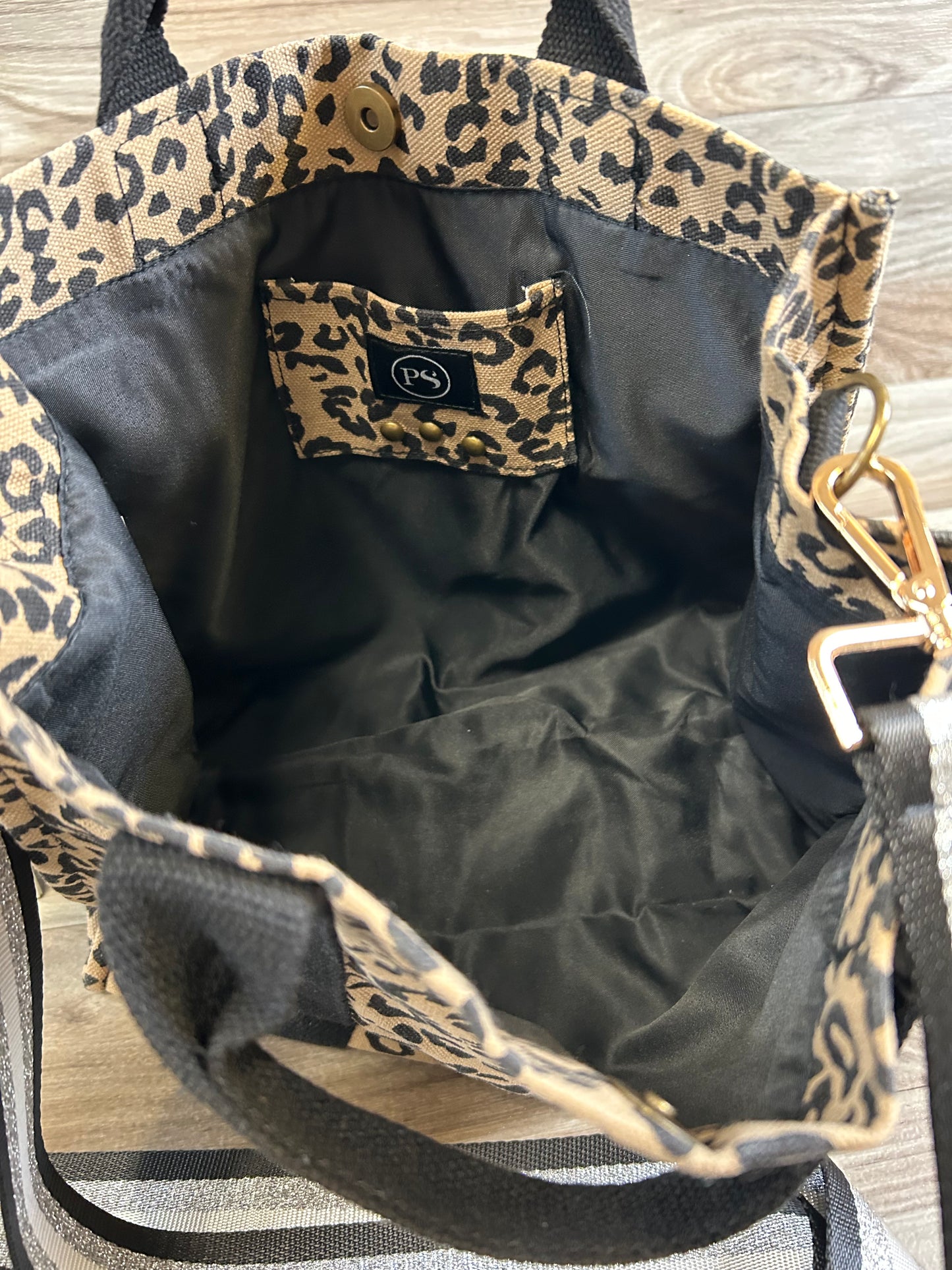 Tote By Clothes Mentor, Size: Medium