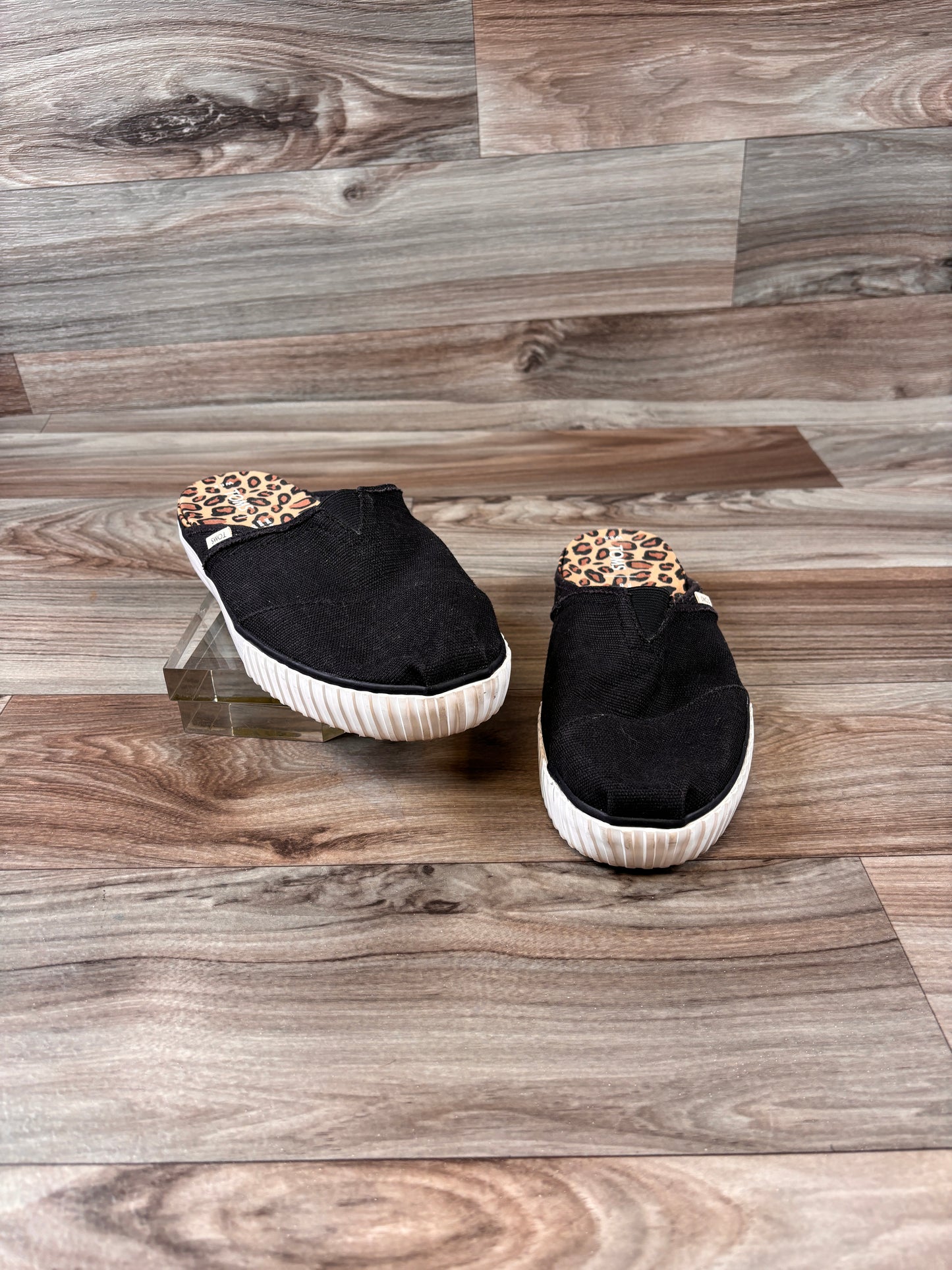 Shoes Flats By Toms Size: 8.5
