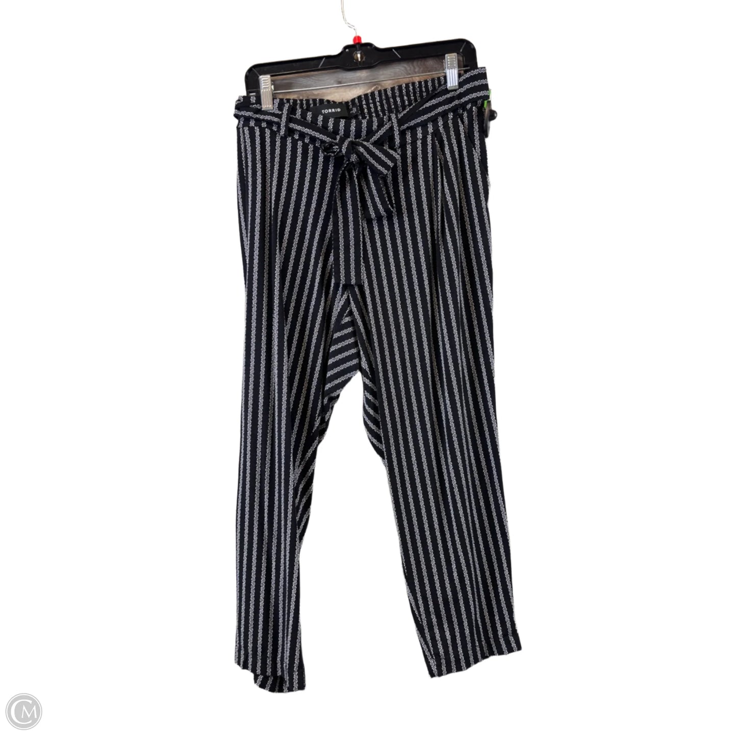 Pants Cropped By Torrid In Black & White, Size: 18