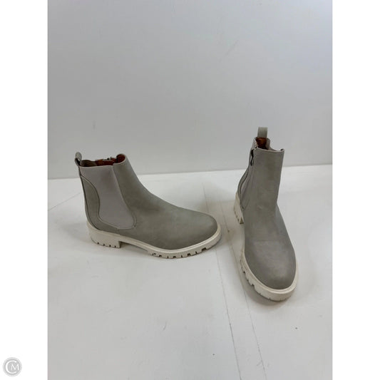 Boots Ankle Heels By Clothes Mentor In Grey & White, Size: 8.5