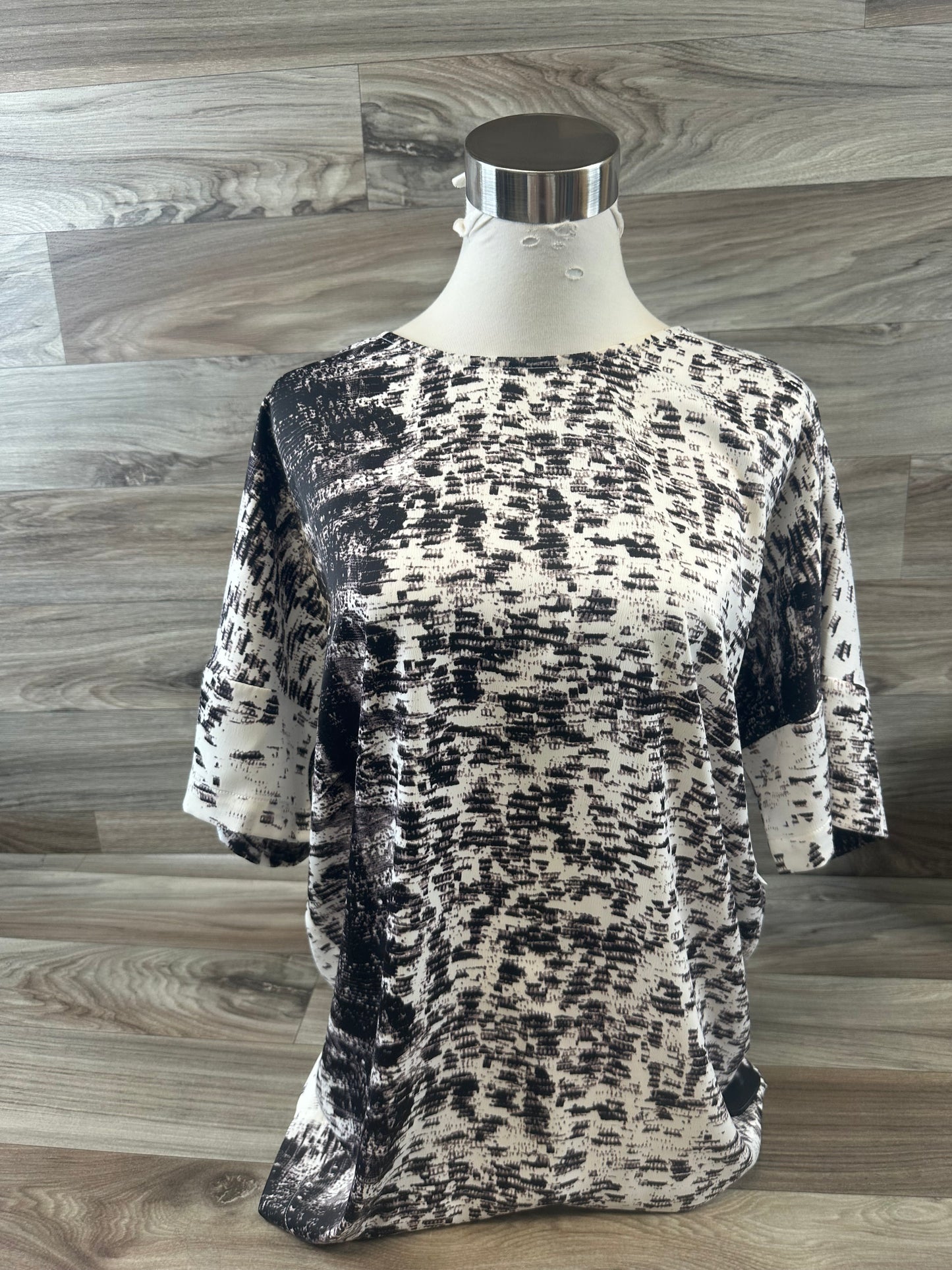 Top Short Sleeve By Kenneth Cole In Black & White, Size: Xs