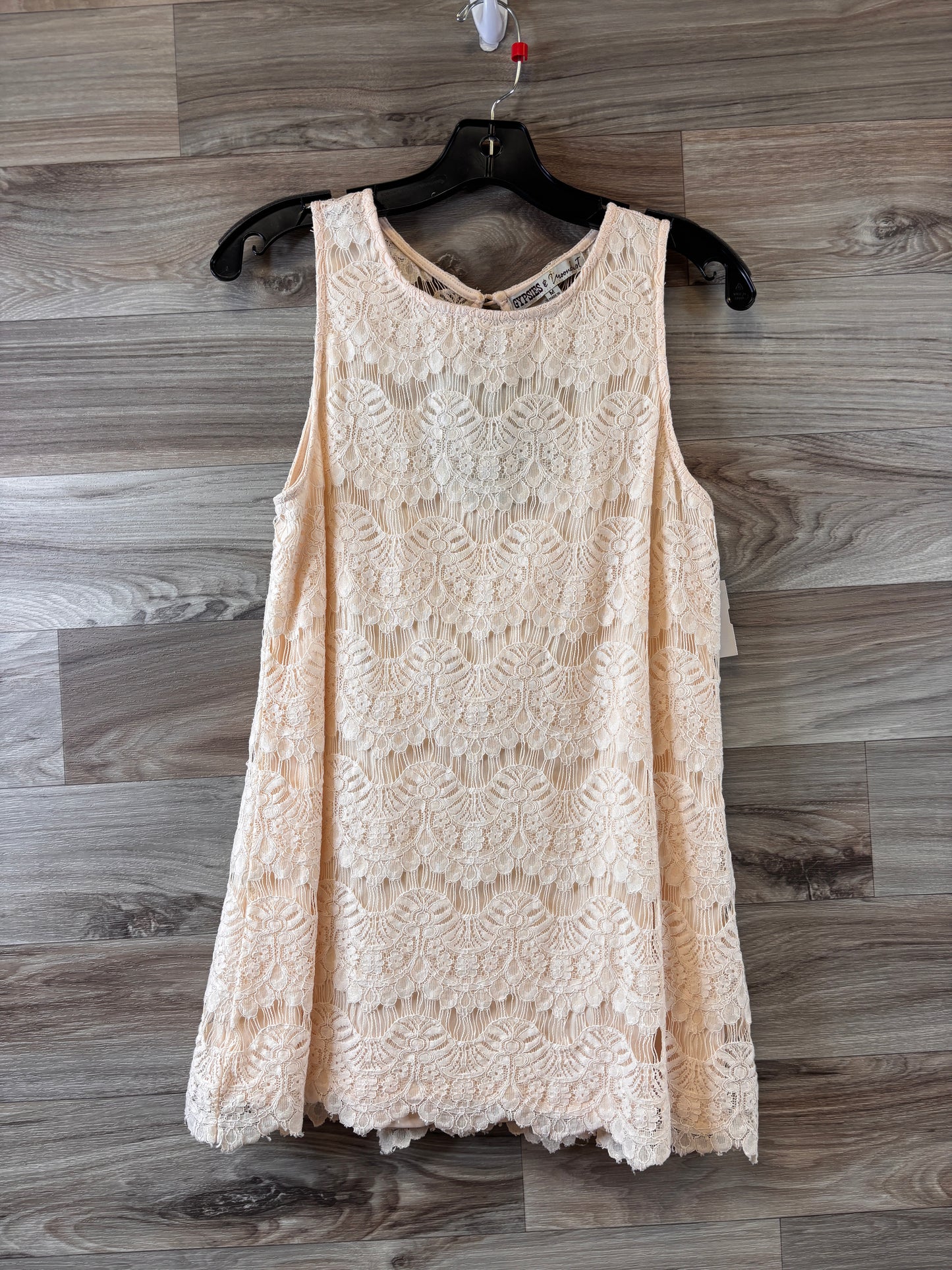 Top Sleeveless By Clothes Mentor In Cream, Size: M