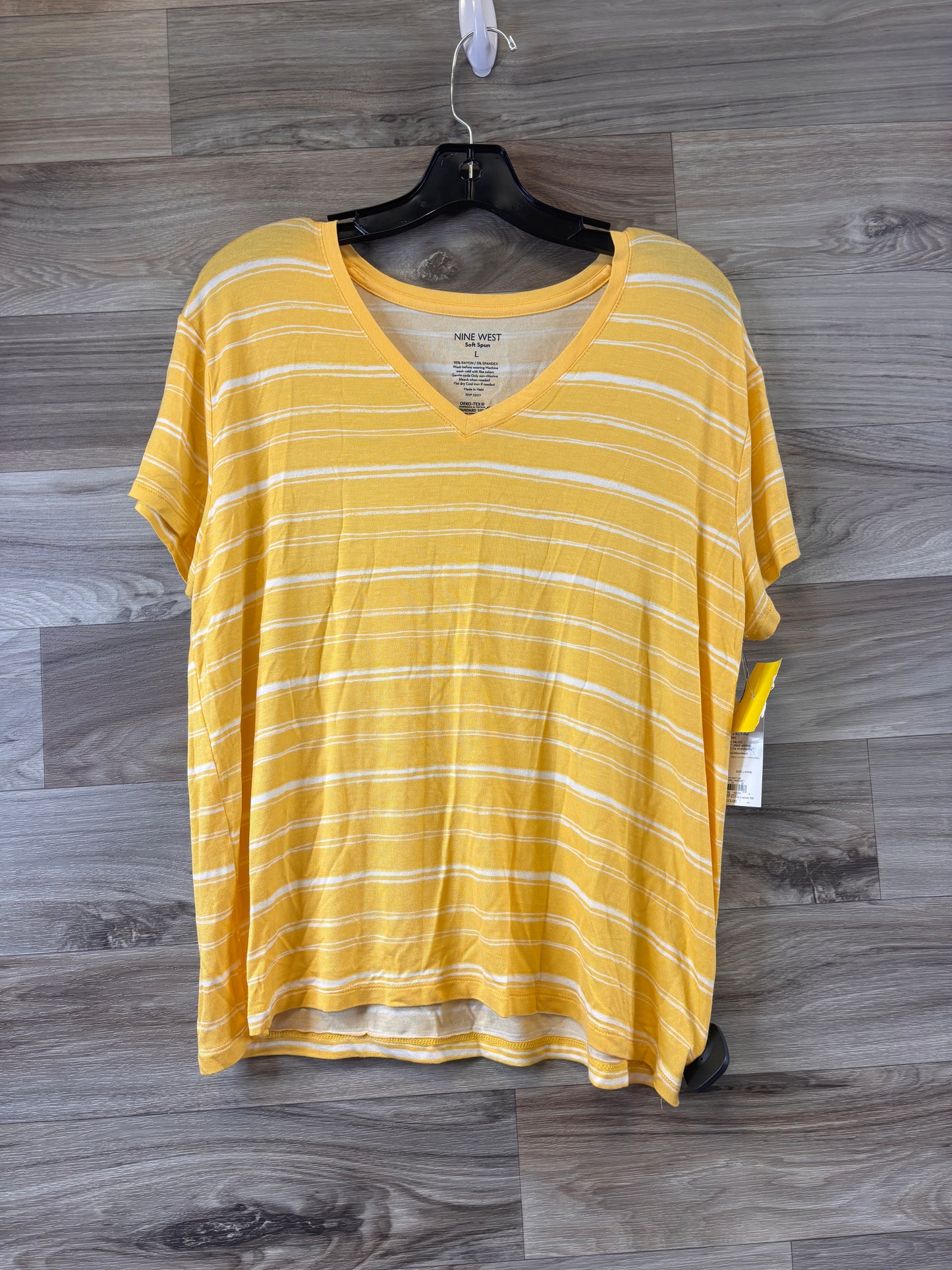 Top Short Sleeve Basic By Nine West Apparel In White & Yellow, Size: L