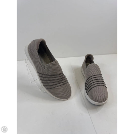 Shoes Flats By Clarks In Grey, Size: 9