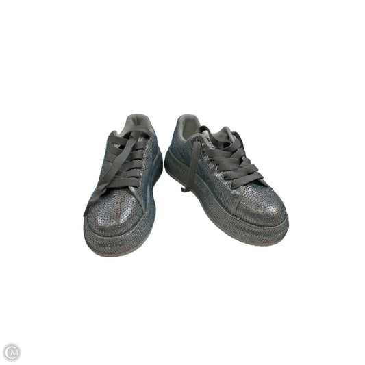 Shoes Sneakers By Clothes Mentor In Silver, Size: 8.5