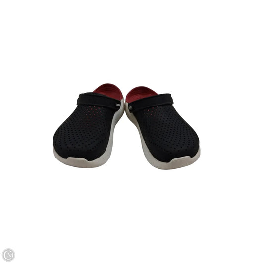 Shoes Flats By Crocs In Black & Red, Size: 8