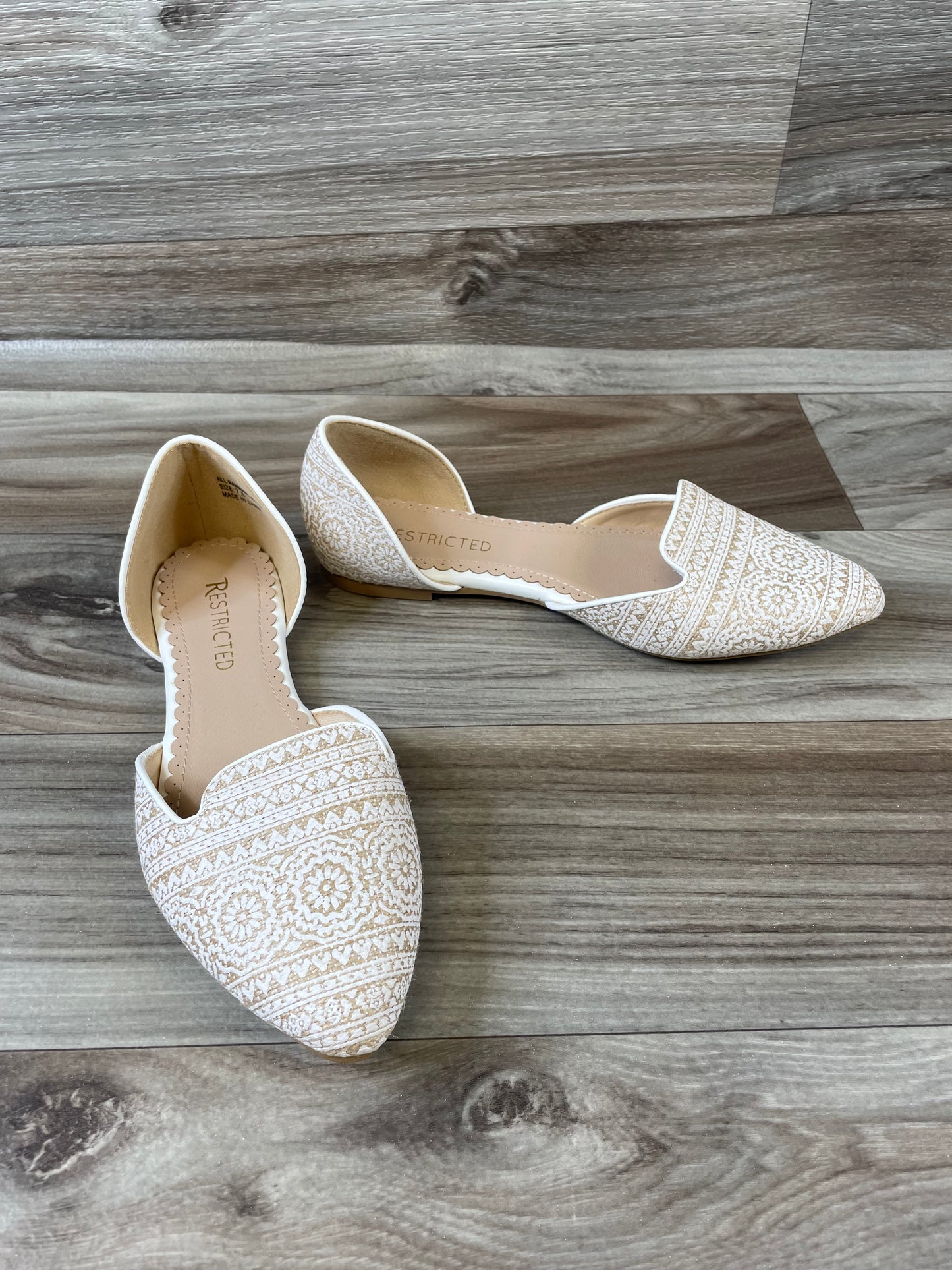 Shoes Flats By Cme In Gold & White, Size: 7.5