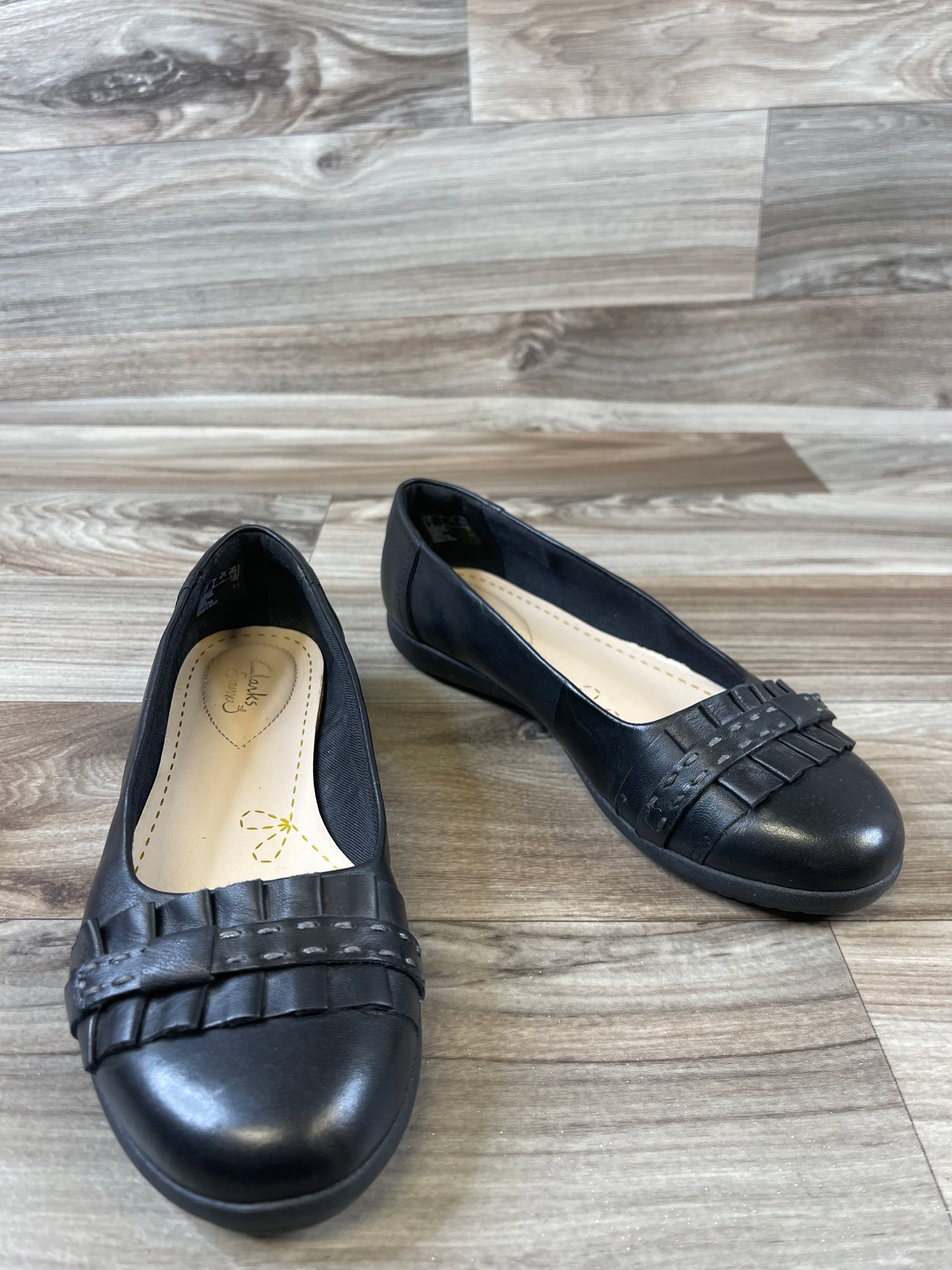 Shoes Flats By Clarks In Black, Size: 7