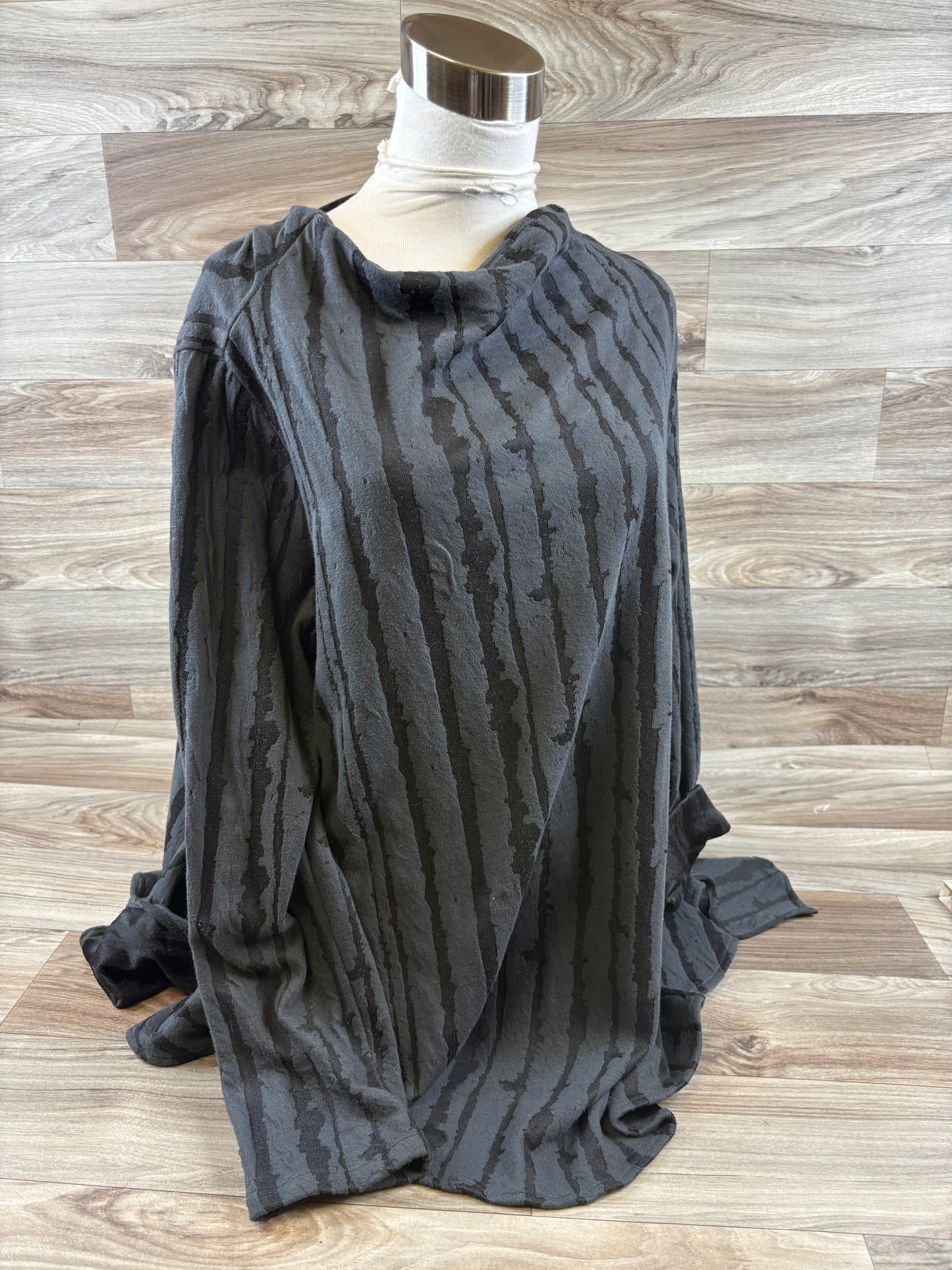 Top Long Sleeve By Clothes Mentor In Black & Grey, Size: M