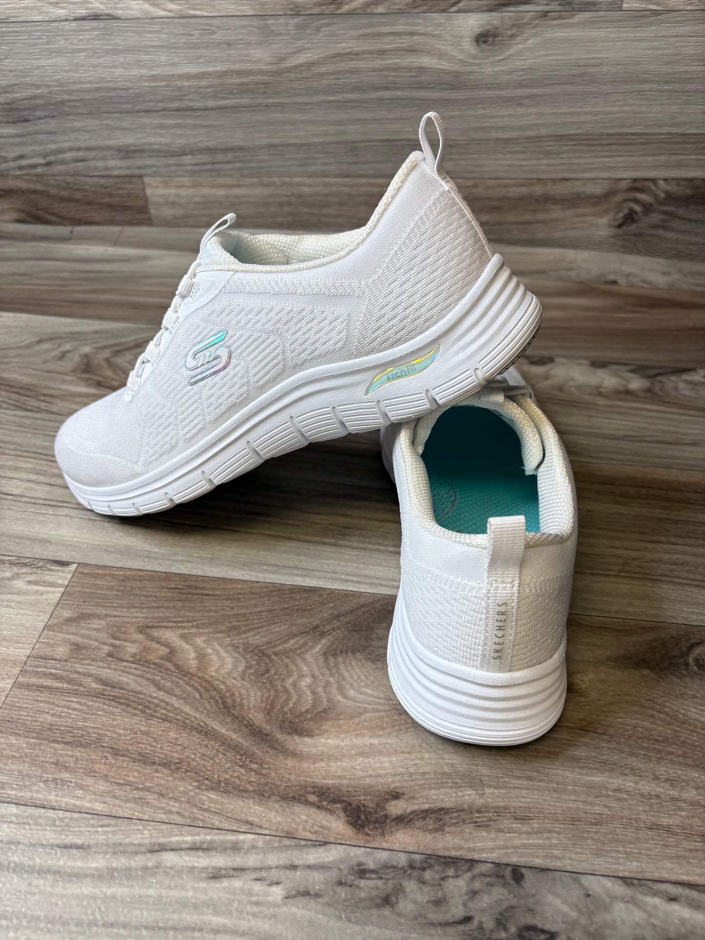 Shoes Sneakers By Skechers In White, Size: 9.5