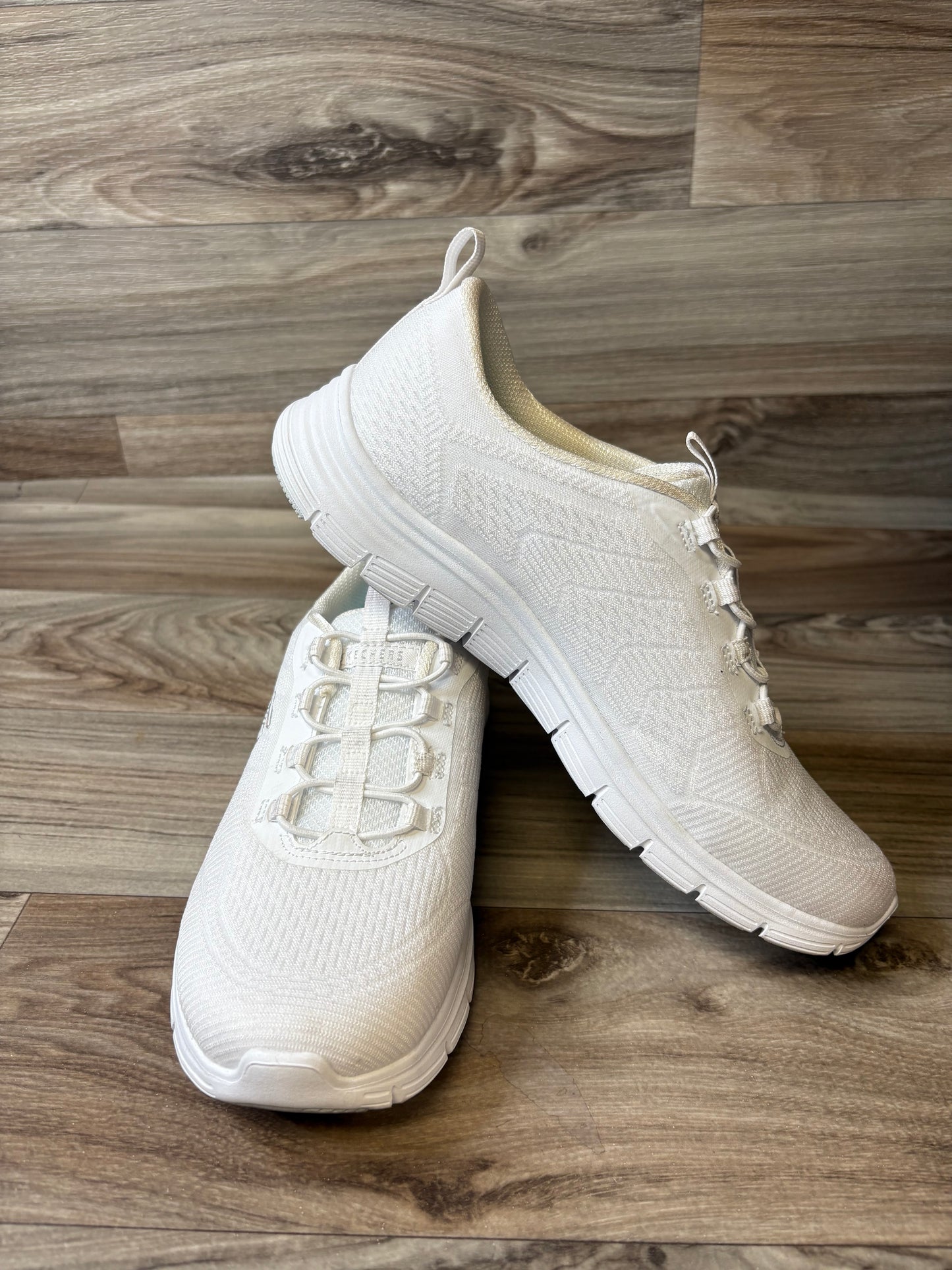 Shoes Sneakers By Skechers In White, Size: 9.5