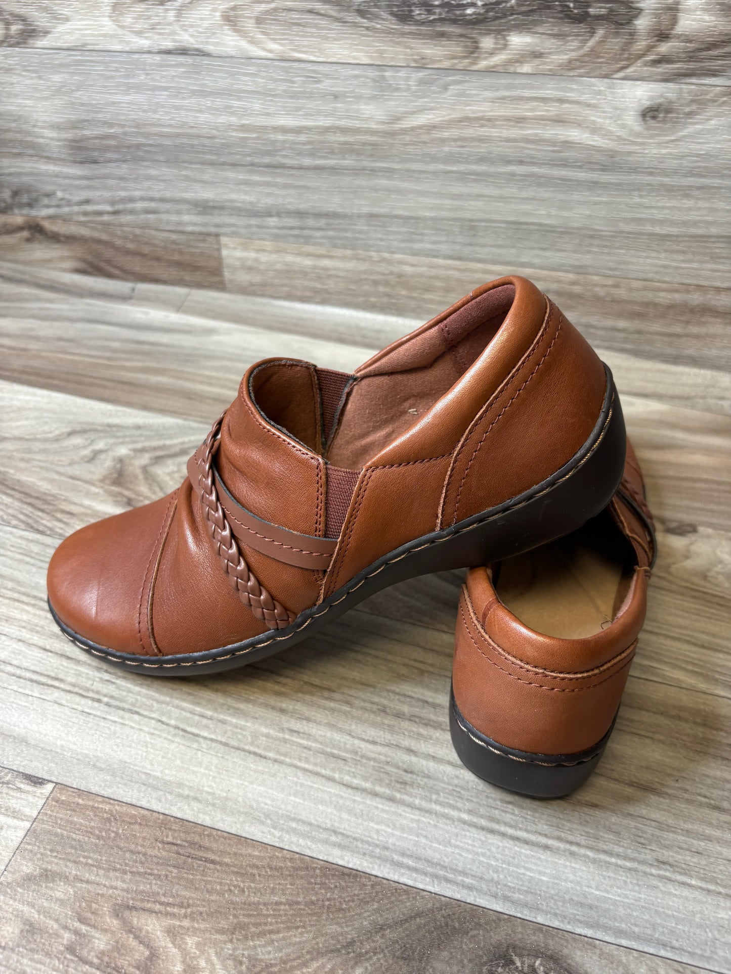 Shoes Flats By Clarks In Brown, Size: 10