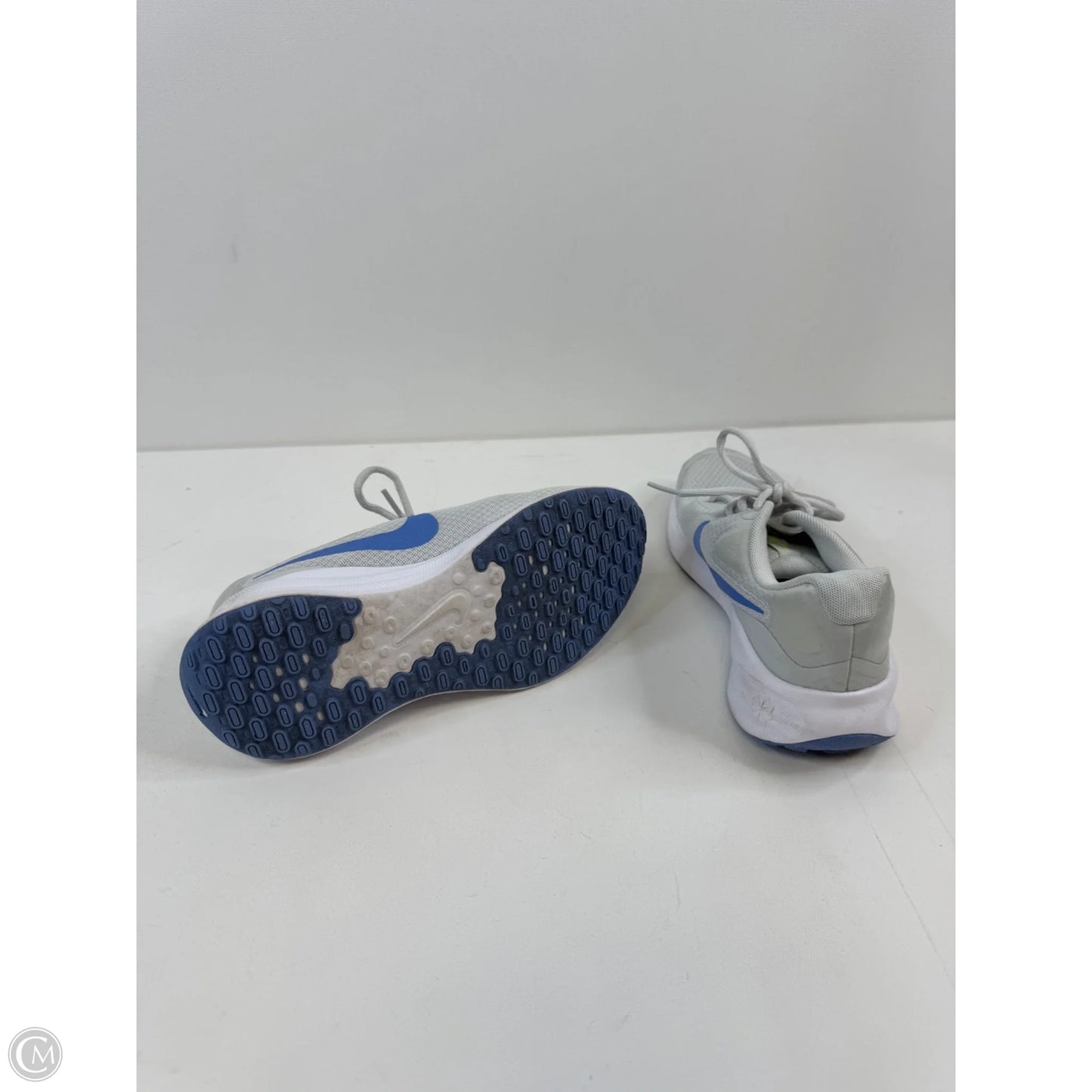 Shoes Sneakers By Nike Apparel In Grey & White, Size: 7