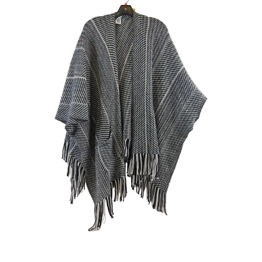Shawl By Clothes Mentor In Black & White, Size: Osfm