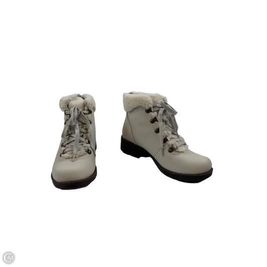 Boots Ankle Flats By Earth Origins In Cream, Size: 7.5