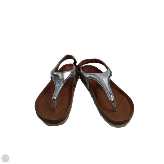 Sandals Flats By Clothes Mentor In Silver & Tan, Size: 7.5