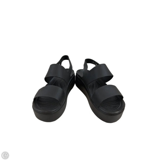 Sandals Heels Platform By Crocs In Black, Size: 10