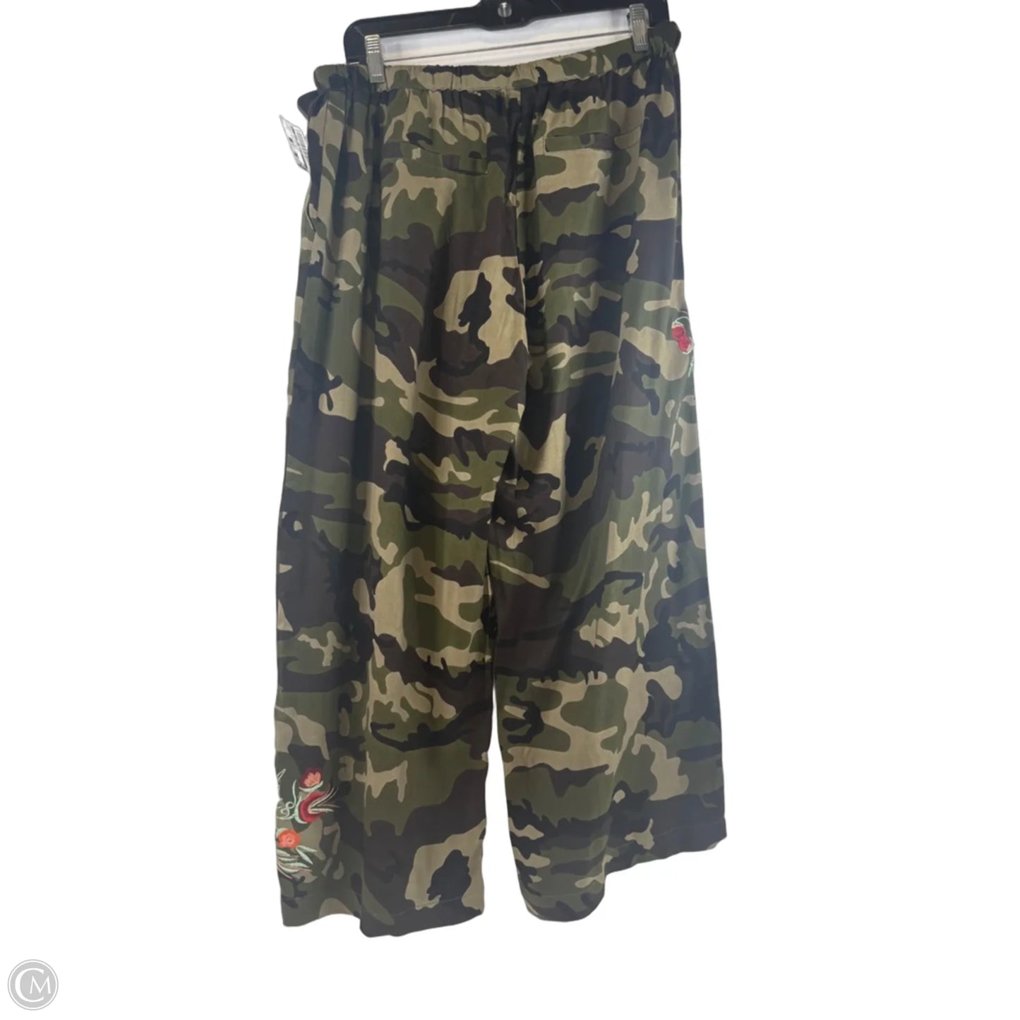 Pants Cropped By Clothes Mentor In Camouflage Print, Size: 8
