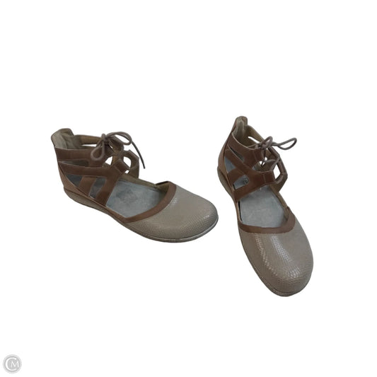 Shoes Flats By Naot In Taupe, Size: 12