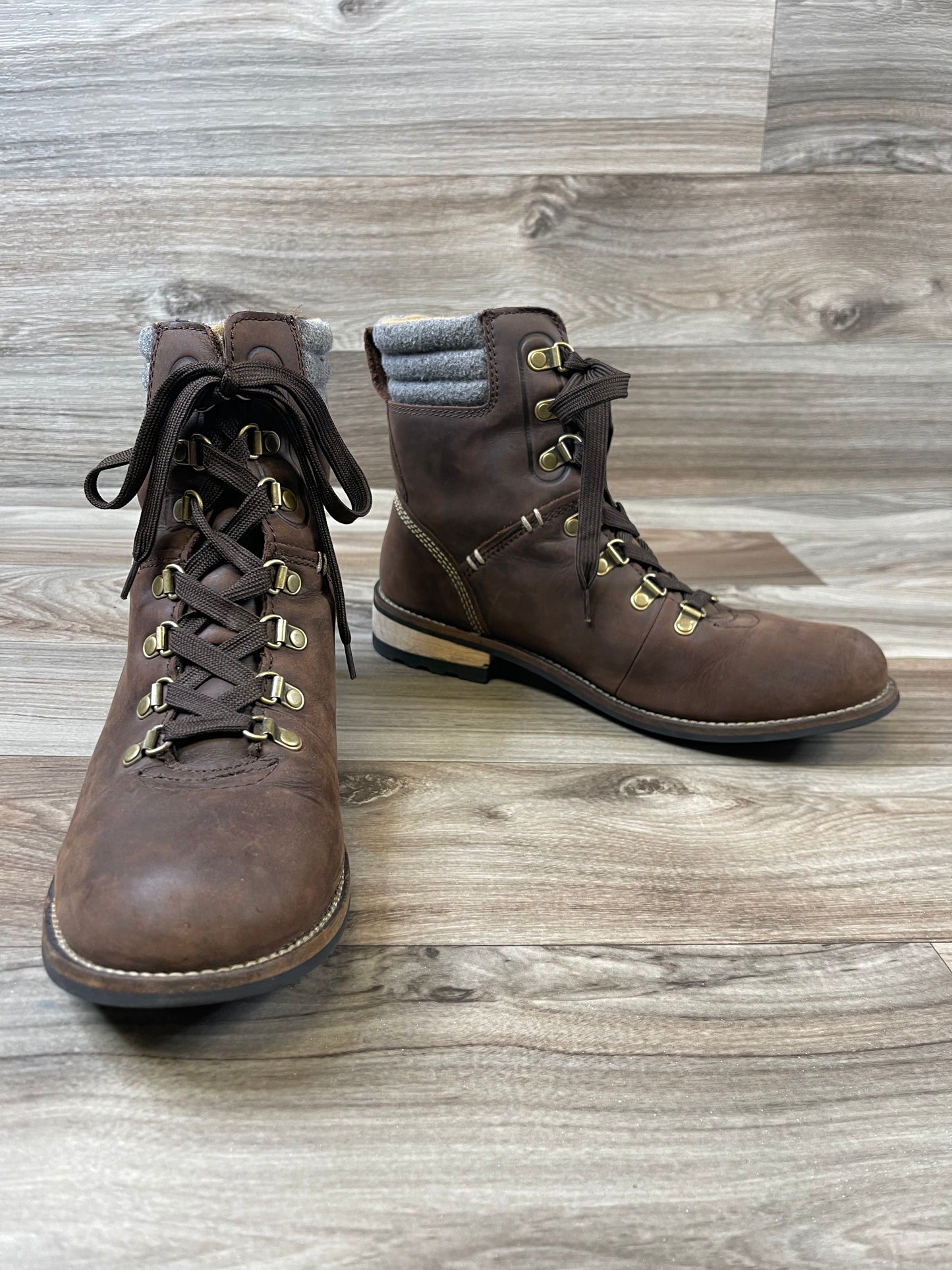Boots Hiking By Clothes Mentor  Size: 9.5